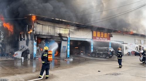 梅城环市西路一汽修厂烤漆房着火 相邻另一间店无辜遭殃
