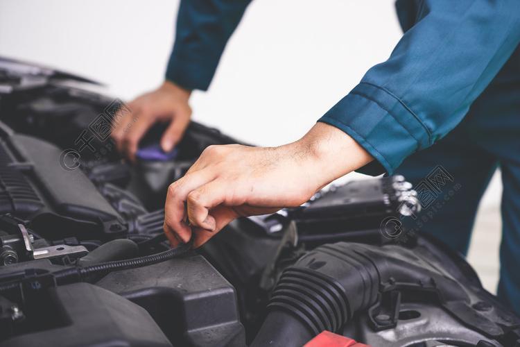 提供在汽车车库的汽车修理和维护服务的专业技工手汽车服务业务概念