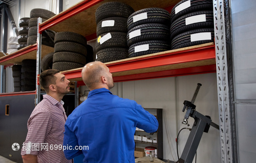 汽车服务,维修,维护人的机械人看轮胎汽车商店